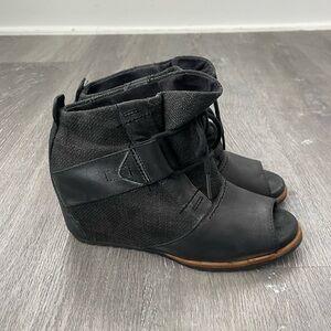 Sorel Lake Wedge Booties Size 6.5